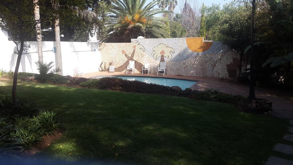 Rosebank Lodge & Backpacker Johannesburg Exterior photo